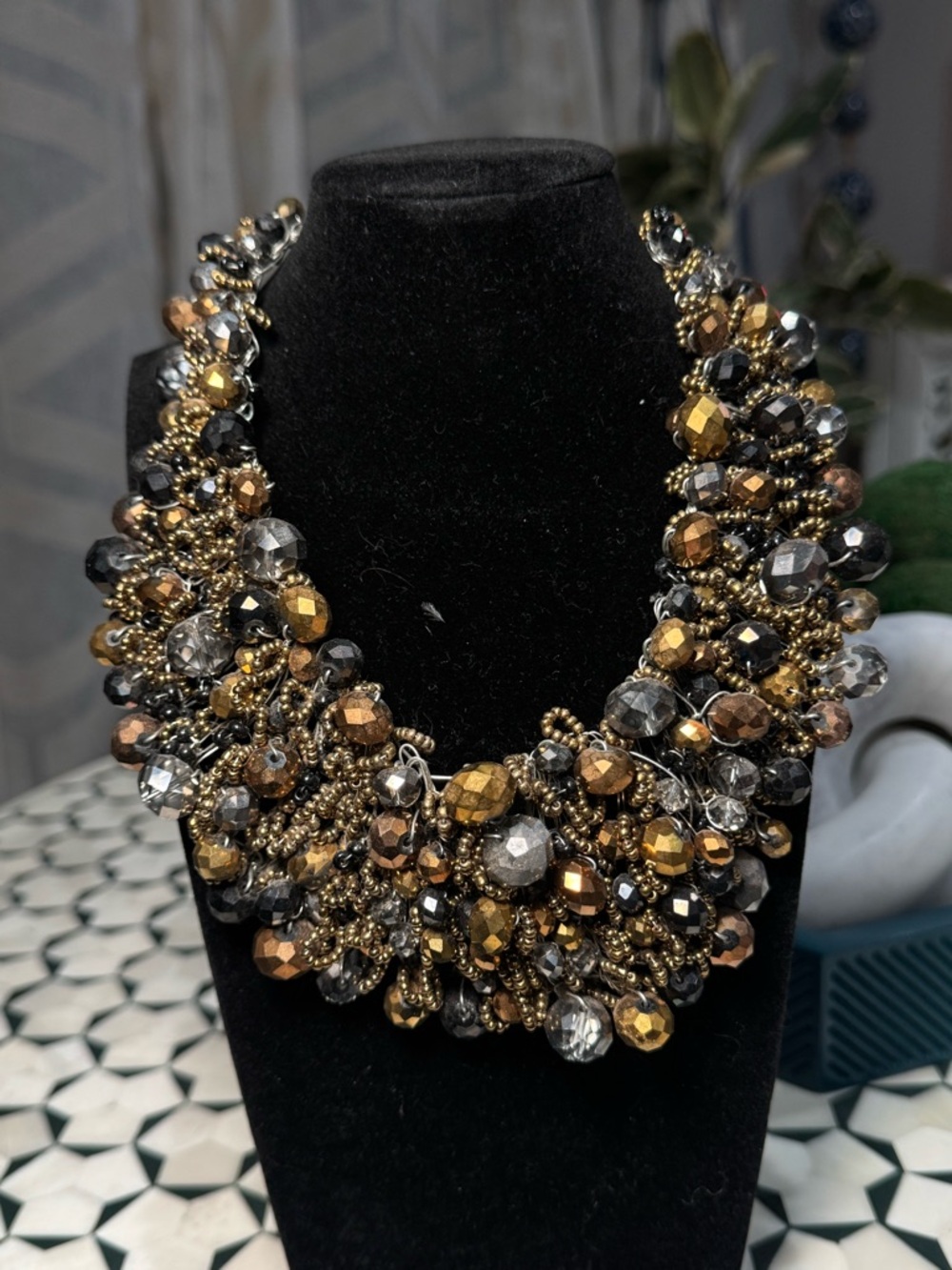🟤⚫️ BOLD Statement Beaded Necklace in Gold and Black 🟤⚫️ - Picture 3 of 4